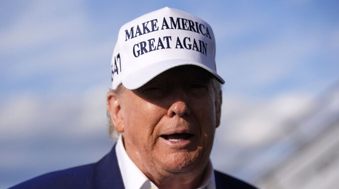 Donald Trump spricht zu Reportern, bevor er an Bord der Air Force One geht.
