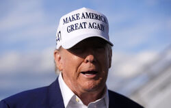 Donald Trump spricht zu Reportern, bevor er an Bord der Air Force One geht. 