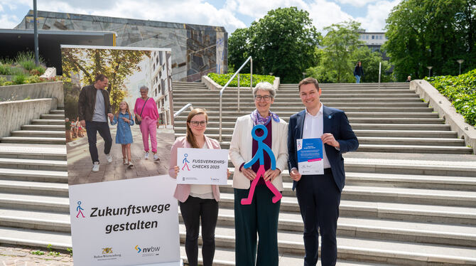 Übergabe der Teilnehmerurkunde (von links): Ordnungsamtsleiterin Anke Arnold, Staatssekretärin Elke Zimme und Bürgermeister Eric
