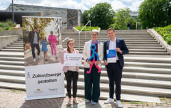 Übergabe der Teilnehmerurkunde (von links): Ordnungsamtsleiterin Anke Arnold, Staatssekretärin Elke Zimme und Bürgermeister Eric