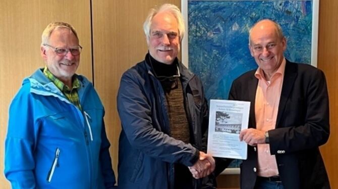 Bei der Übergabe: Eberhard Dietter (GbR), Klaus Fink (GbR) und Bürgermeister Uwe Morgenstern (von links).  FOTO: GEMEINDE