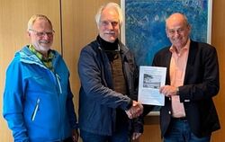 Bei der Übergabe: Eberhard Dietter (GbR), Klaus Fink (GbR) und Bürgermeister Uwe Morgenstern (von links).  FOTO: GEMEINDE