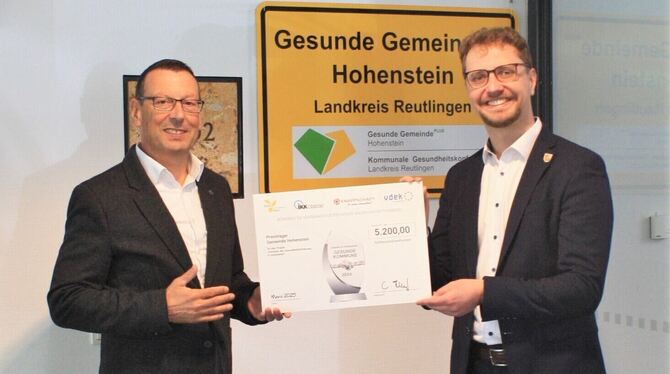 Bürgermeister Simon Baier (rechts) nahm die Auszeichnung von Uwe Holzmüller entgegen.  FOTO: GEMEINDE