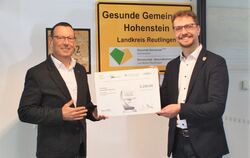 Bürgermeister Simon Baier (rechts) nahm die Auszeichnung von Uwe Holzmüller entgegen.  FOTO: GEMEINDE