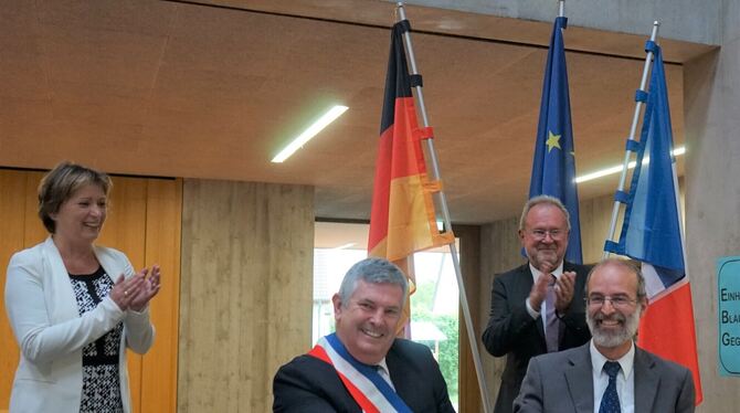 Partnerschaft Die Bürgermeister Laurent Favreau und Jürgen Soltau (von links) bei der Vertragsunterschrift, dahinter die Leiter der Komitees