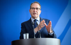  Alexander Dobrindt (CSU) will den Familiennachzug von subsidiär Geschützten aussetzen. 