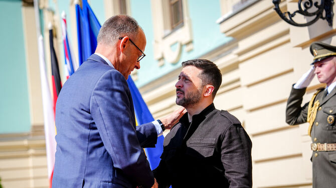 Krieg, Konflikte, Diplomatie Kanzler Friedrich Merz (CDU, links) will die Ukraine und ihren Präsidenten Wolodymyr Selenskyj weiter im Kampf gegen Russland un