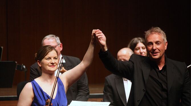 Solistin Veronika Eberle und Dirigent Alexander Liebreich.