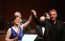 Solistin Veronika Eberle und Dirigent Alexander Liebreich.