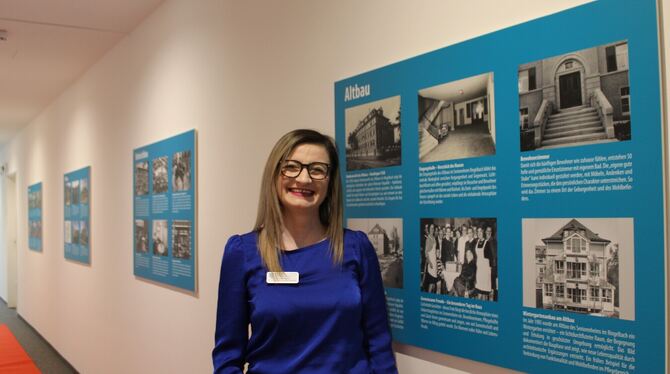 Antonela Maric vor der Ausstellung im Haus Ringelbach. Einrichtungsleiter und Kuratorin Antonela Maric vor der Ausstellung im Haus Ringelbach.
