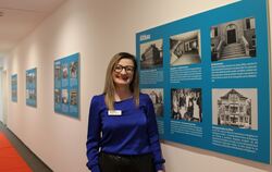 Einrichtungsleiter und Kuratorin Antonela Maric vor der Ausstellung im Haus Ringelbach.
