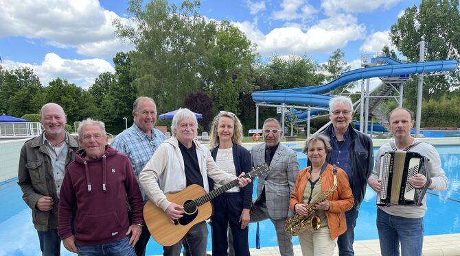 Teilnehmer »Literatur & Sound« im Reutlinger Wellenfreibad Die Akteure von »Literatur & Sound« im Reutlinger Wellenfreibad haben sich um das Organisatoren-Team mit Daniela Baum und Necdet