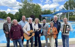 Die Akteure von "Literatur & Sound" im Reutlinger Wellenfreibad haben sich um das Organisatoren-Team mit Daniela Baum und Necdet