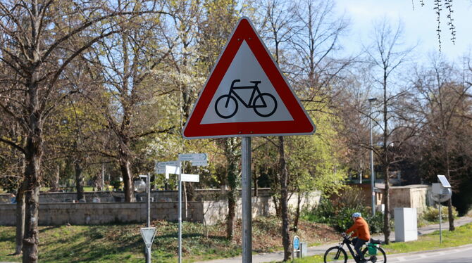 2025-04-09 Verkehr,Mobilität Pfullingen,Parken,Rad Der Radweg auf der alten Bahntrasse durch Pfullingen kreuzt den Elisenweg. An vielen solchen Stellen empfiehlt das Radverkehrsko