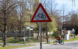 Der Radweg auf der alten Bahntrasse durch Pfullingen kreuzt den Elisenweg. An vielen solchen Stellen empfiehlt das Radverkehrsko