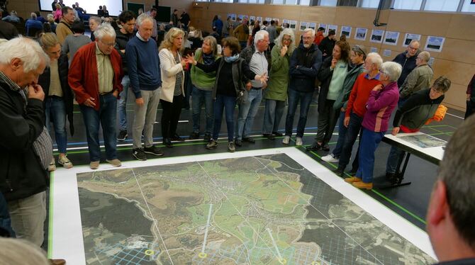 Gönningen Windkraft Visualisierungen auf dem Boden und an den Wänden verdeutlichten den Besuchern der Windkraft-Veranstaltung in der Gönninger Roßbe