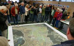 Visualisierungen auf dem Boden und an den Wänden verdeutlichten den Besuchern der Windkraft-Veranstaltung in der Gönninger Roßbe