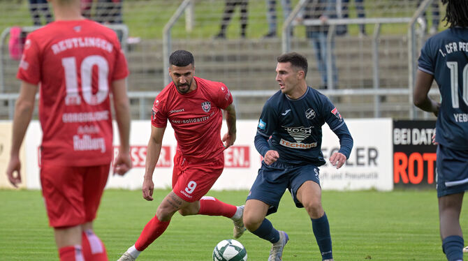 Baden-Wuerttemberg, Fussball, Maenner, OL, Oberliga, Saison 2024/25, wfv Reutlingens Konstantinos Markopoulos (Nummer 9) liefert gegen seinen Ex-Club ab. Hier im Zweikampf gegen Salvatore Catanzano.