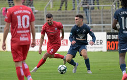 Reutlingens Konstantinos Markopoulos (Nummer 9) liefert gegen seinen Ex-Club ab. Hier im Zweikampf gegen Salvatore Catanzano. 