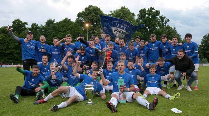 Bezirk-Alb, Bezirkspokal, Finale, Fussball, Maenner, Saison 2024/25, wfv Der VfL Pfullingen II feiert in Rübgarten den Bezirkspokalsieg.