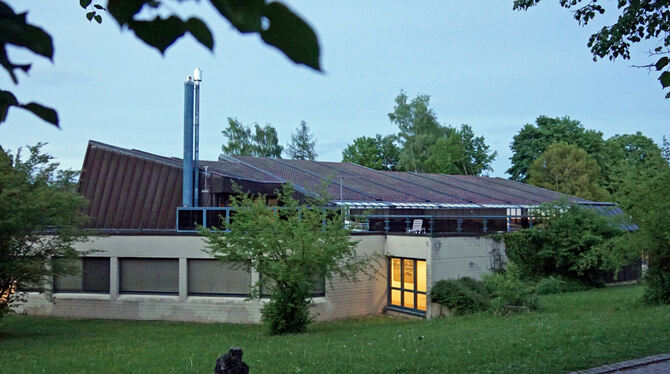 Das Pultdach des Gomadinger Hallenbades erhält eine Photovoltaikanlage.  FOTO: LENK