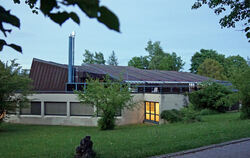 Das Pultdach des Gomadinger Hallenbades erhält eine Photovoltaikanlage.  FOTO: LENK