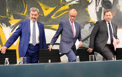 Blick nach vorn: Die Parteichefs Markus Söder (CSU, von links nach rechts), Friedrich Merz (CDU) und Lars Klingbeil (SPD) stelle