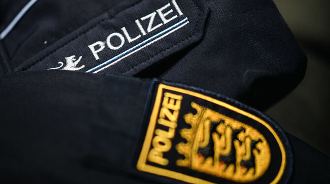Polizeiuniform, Kleidung, Wappen, lsw, bwg Amtsanmaßung in drei Fällen: Ein Eninger hat sich als falscher Polizist ausgegeben.