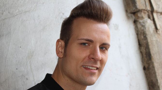 Der Reutlinger Sänger Sven »Sam« Budja führt am Donnerstag mit der Württembergischen Philharmonie durch einen besonderen Rock’n'