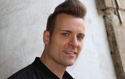Der Reutlinger Sänger Sven „Sam“ Budja führt am Donnerstag mit der Württembergischen Philharmonie durch einen besonderen Rock’n'