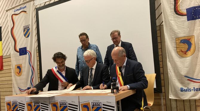 Die drei Bürgermeister Sébastian Bernard (von links), Klemens Betz und Eugéne Wansart unterzeichnen den Partnerschafts- und Freu Die drei Bürgermeister Sébastian Bernard (von links), Klemens Betz und Eugéne Wansart unterzeichnen den Partnerschafts- und Freu