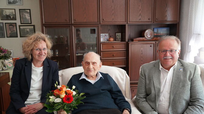 Reutlingens Baubürgermeisterin Angela Weiskopf und der stellvertretende Bezirksbürgermeister von Ohmenhausen, Werner Koch (recht