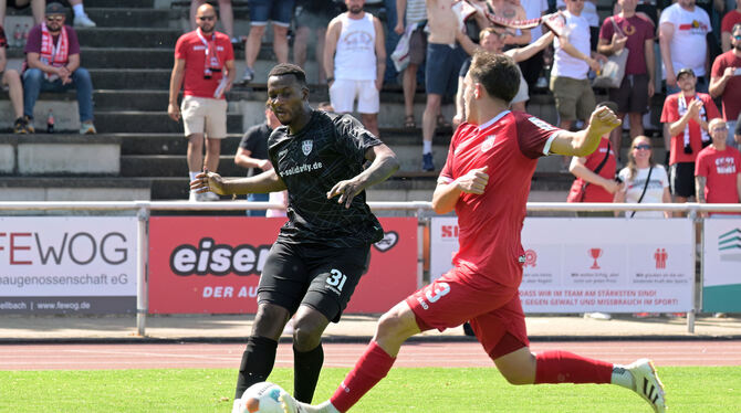 Baden-Wuerttemberg, Fussball, Maenner, OL, Oberliga, Saison 2024/25, wfv Onesi Kuengienda (links) läuft ein letztes Mal für den SSV Reutlingen auf. Hier ist er im Zweikampf mit Thomas Bauer vom SV Fell