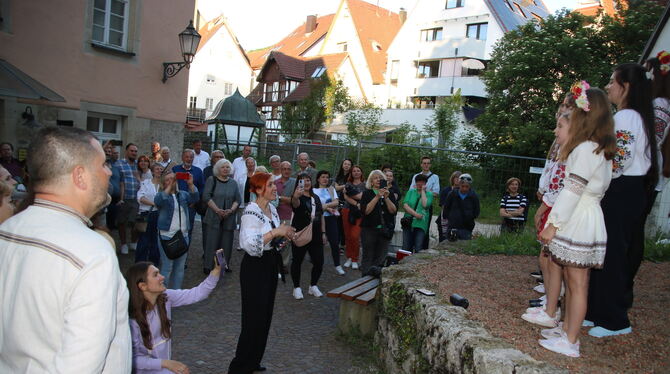 Bad Urach Ausstellung Ukraine Groß war die Runde bei der Ausstellungseröffnung im Hof der Klostermühle. Mittendrin Serhiy Luzanov, stellvertretender Bürgermei