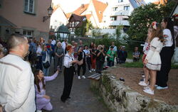 Groß war die Runde bei der Ausstellungseröffnung im Hof der Klostermühle. Mittendrin Serhiy Luzanov, stellvertretender Bürgermei