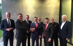 Vorne von links: Die drei Bürgermeister Thomas Hölsch (Dußlingen), Steffen Heß (Gomaringen) und Egon Betz (Nehren) stehen heute 