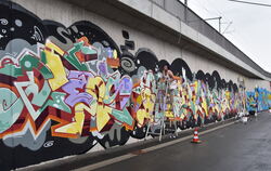Fast vollendet:  Graffiti-Spayer verwandeln bei "urbana rt." die Betzinger Bahnmauer in ein buntes Gesamtkunstwerk.