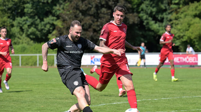 Baden-Wuerttemberg, Fussball, Maenner, OL, Oberliga, Saison 2024/25, wfv Torschütze und Vorlagengeber Luca Plattenhardt (links) setzt sich gegen den Fellbacher Leon Bauer durch.