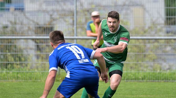 BL, Bezirk Alb, Bezirksliga, Fussball, Maenner, Saison 2024/25, Wuerttemberg, wfv Julian Reinhardt (am Ball) trifft für Eningen doppelt. Am Ende reicht das aber nicht.