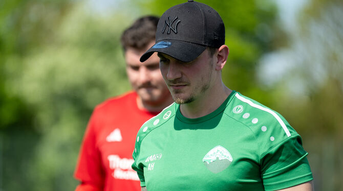 23. Spieltag, 27.04.2025, Bezirksliga Alb, Fussball, Spielzeit 2024/2025, TSV Gomaringen vs. SV Wurmlingen, Wuerttemberg Für den K.o eines Eiskoffers verantwortlich: Wurmlingens Trainer Andre Haug.
