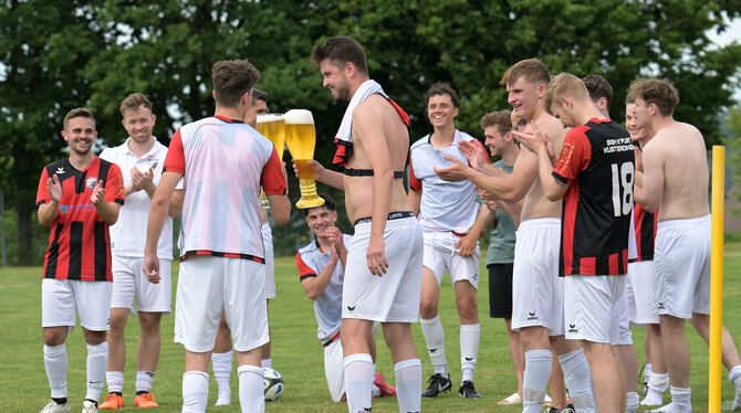 Bezirk Alb, Fussball, KL A2, Kreisliga A2, Maenner, Saison 2024/25, Wuerttemberg, wfv Die SGM Kirchentellinsfurt/Kusterdingen feiert nach dem 5:0-Sieg gegen den SV Rommelsbach den Klassenerhalt.