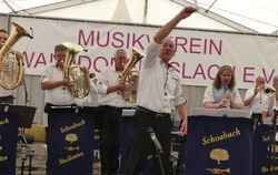 Volles Zelt auch am Familiensonntag. Zünftige Blasmusik der »Schoabach Musikanten« und der »Pliezhäuser Blechklappen« sorgten fü