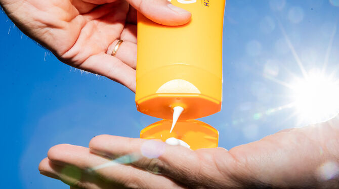 Ratgeber, Sonnenschutz, Sonnencreme, Hautkrebs, Lichtschutzfaktor, BRCMJ, tmn8201, Gesundheit, Kosmetik, Verbraucher Hautstellen, die nicht von Kleidung bedeckt werden, müssen gut eingecremt werden. Sparen sollte man dabei nicht.