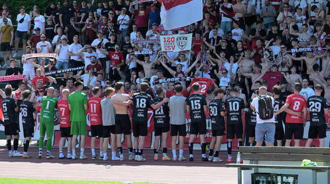Baden-Wuerttemberg, Fussball, Maenner, OL, Oberliga, Saison 2024/25, wfv Können am Ende der Saison mit ihren Fans feiern: Die Spieler des SSV Reutlingen.