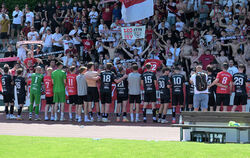 Können am Ende der Saison mit ihren Fans feiern: Die Spieler des SSV Reutlingen. 