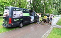 Bei strömenden Regen packen die Aussteller der GardenLife ihre Stände wieder ein.
