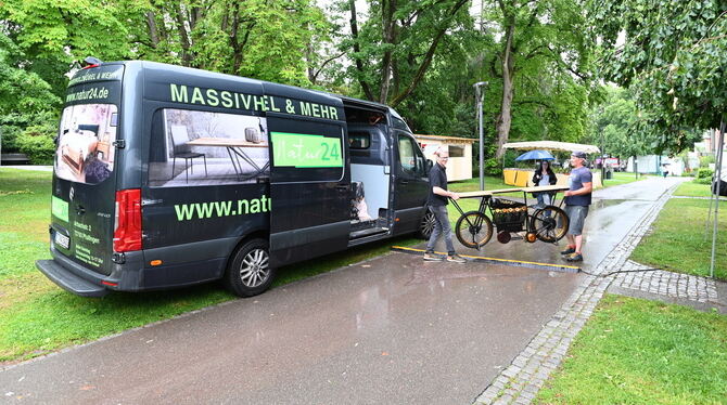 Abbau Garden Life Bei strömenden Regen packen die Aussteller der GardenLife ihre Stände wieder ein.