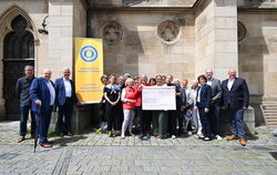 Gruppenbild mit Scheck: Viele haben ihren Beitrag für die 11.000 Euro geleistet, mit denen der Förderverein Menschenkinder jetzt