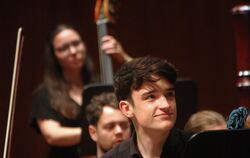Jan Hauf spielte mit der Jungen Sinfonie Reutlingen das Konzert für Schlagzeug und Orchester von Hristo Yotsov.