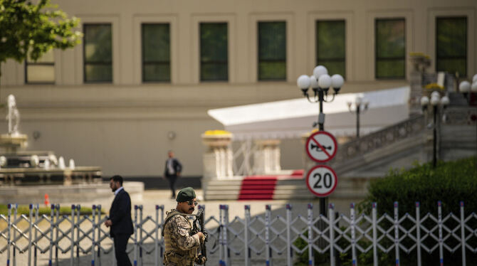Ukraine, Russland, Friedensgespräche, Verhandlungen, Konflikte, Krieg Ein Sicherheitsbeamter bewacht den Ciragan-Palast, in dem die Friedensverhandlungen zwischen der Ukraine und Russland stattfind